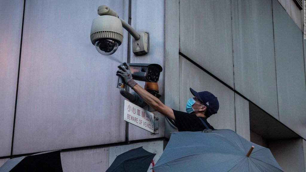 La lucha contra las cámaras de vigilancia en Hong Kong