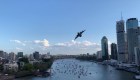 Mira a este enorme avión militar volar sobre una ciudad