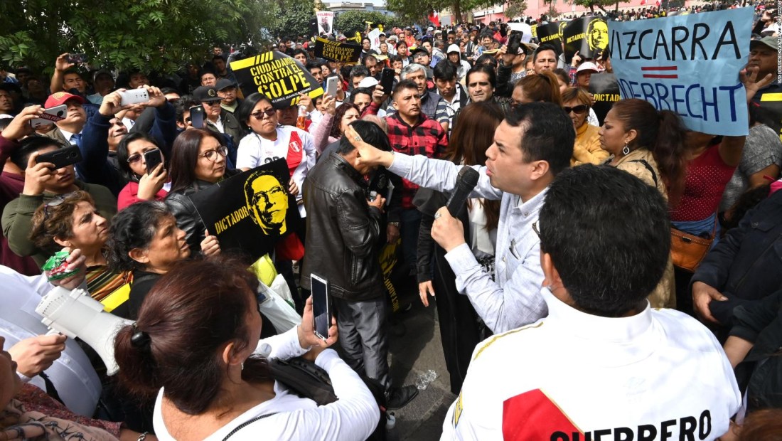 Protestas en Lima contra disolución del Congreso