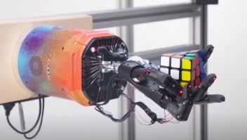 La mano robótica que resuelve el cubo Rubrik