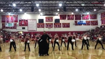 Sacerdote se suma a un grupo de baile y sorprende
