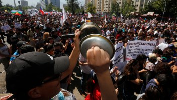 Carabineros de Chile intentan detener a los manifestantes