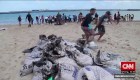 Brasileños limpian derrame de petróleo en sus playas