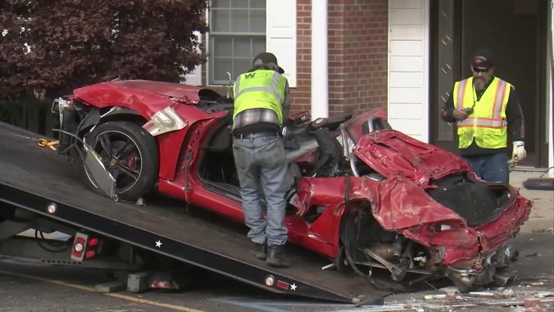 Dos personas mueren tras accidente de Porsche contra una vivienda