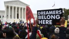 Jóvenes esperan la decisión de la Corte Suprema sobre DACA