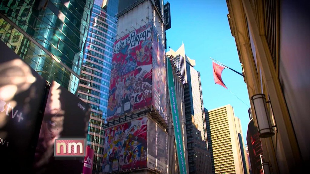 Artista español pinta gigantesco mural en Times Square