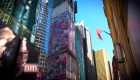 Artista español pinta gigantesco mural en Times Square