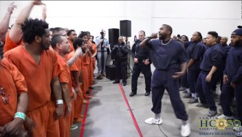 Kanye West sorprende a los reos de dos cárceles de Texas