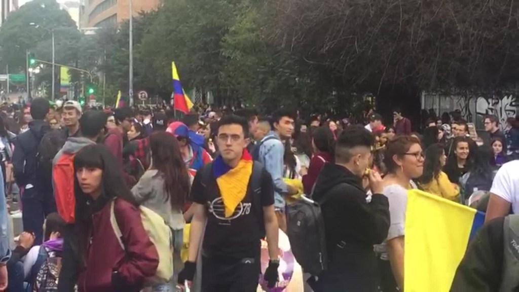 Miles de colombianos continúan protestando en las calles