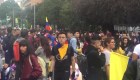 Miles de colombianos continúan protestando en las calles