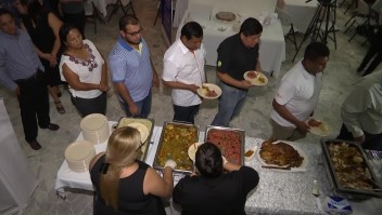 Salvadoreños deportados celebran Acción de Gracias