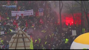 Francia: Protestas por reforma de pensiones se tornan violentas