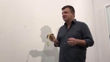 Ultima mirada: ¿Quién se comió el plátano de la obra "El Comediante"?