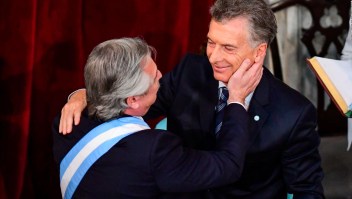 Macri entrega banda y bastón a Fernández