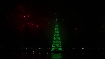 Rio de Janeiro enciende el árbol de Navidad flotante