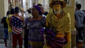 Cubanos le piden a San Lázaro mejores relaciones con EE.UU.