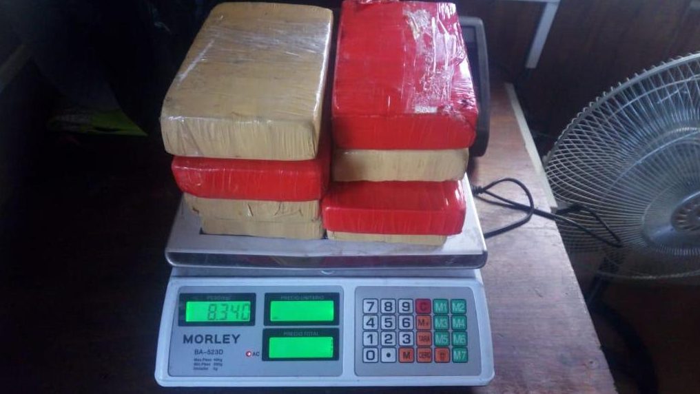 Detienen a diplomático boliviano con ocho kilos de cocaína