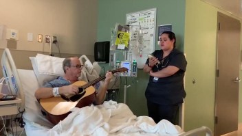 Enfermera y paciente entonan canción a dúo