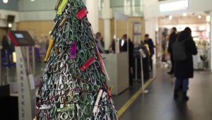 Este aeropuerto creó un árbol de Navidad con objetos confiscados a viajeros
