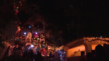 Decoración navideña en una cueva convoca a multitudes