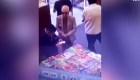 Renuncia embajador acusado de robar un libro