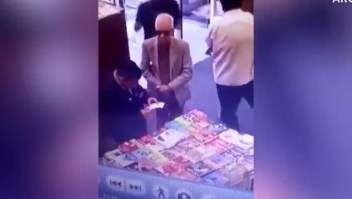 Renuncia embajador acusado de robar un libro