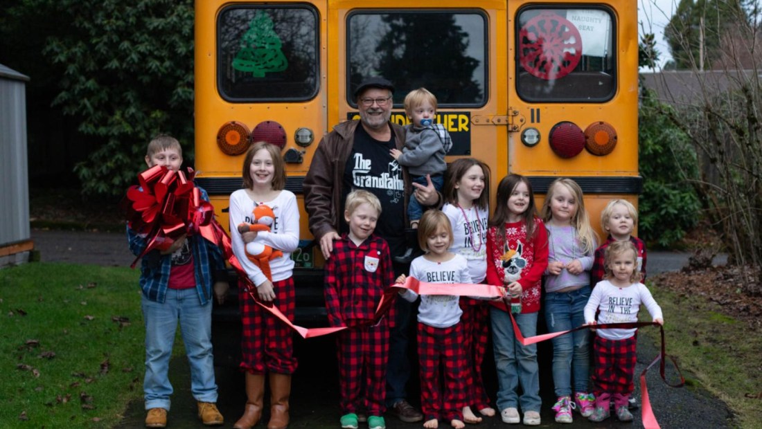 Abuelo regala a sus nietos un autobús escolar