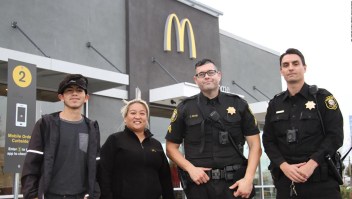 Empleados de McDonald's salvan a mujer que pedía ayuda