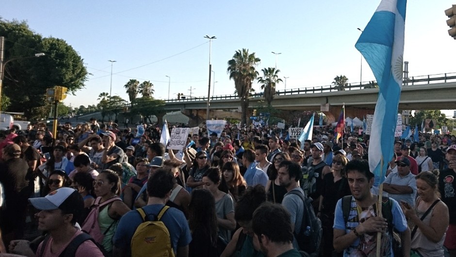 Multitudinaria marcha en Mendoza: advierten sobre los riesgos de modificar una ley minera. (Foto de Télam).