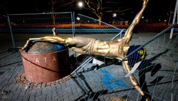 Vandalizan de nuevo estatua de Zlatan Ibrahimovic en Malmo, Suecia