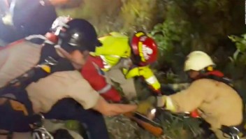 Bomberos rescatan a una familia que cayó a un barranco