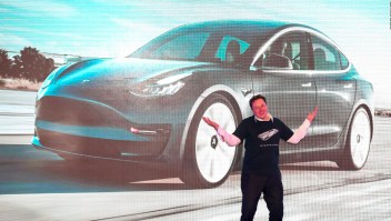 El curioso baile de Elon Musk en Shanghai