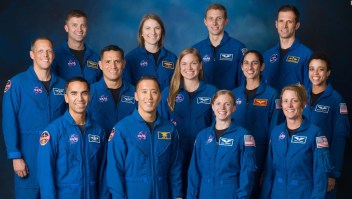 Astronauta de origen salvadoreño se gradúa en la NASA