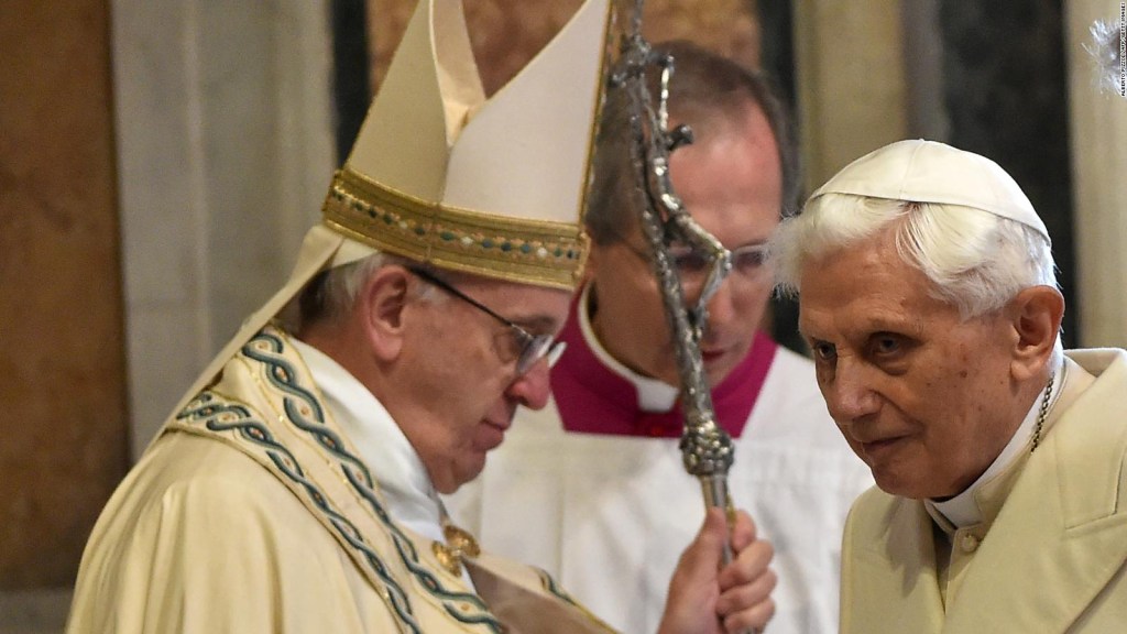 Benedicto XVI no concuerda con Francisco sobre celibato