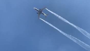 Avión libera combustible en vuelo y afecta a 60 personas