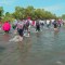 Inmigrantes se lanzan al río Suchiate para cruzar a México