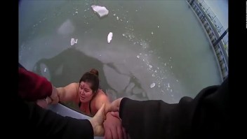 Rescatan a una mujer que cayó a un lago helado