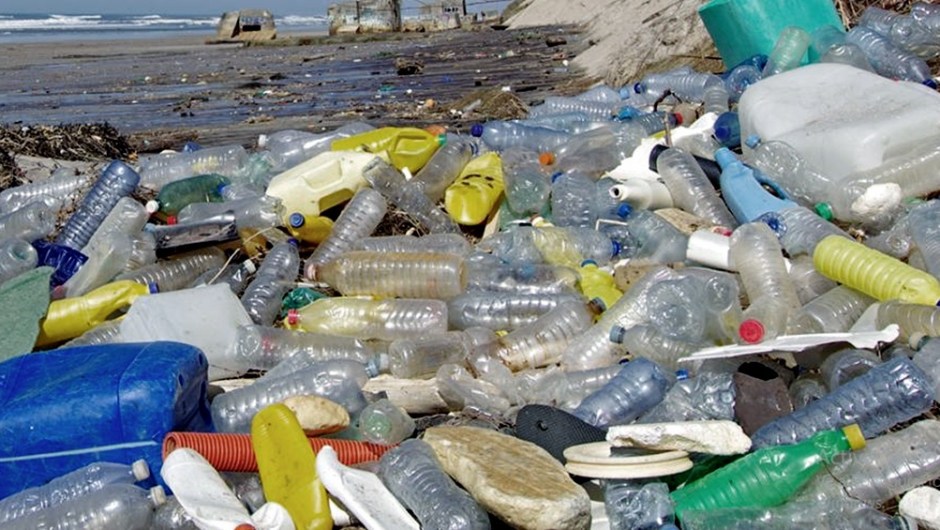 Cuáles son los residuos plásticos más encontrados en las playas argentinas. (Foto de Télam).