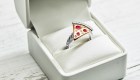 ¿Pedirías matrimonio con un anillo pizza?