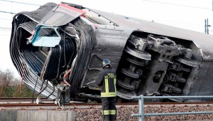 Italia: Descarrilamiento de tren de alta velocidad deja varios muertos y heridos
