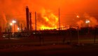 5 cosas para hoy: Incendio en refinería de Exxon, Lenín Moreno visita EE. UU. y más