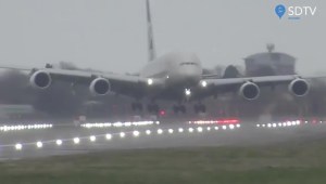 Aterrizaje casi vertical de un avión en plena tormenta