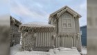 Fuertes vientos dejan casas cubiertas en hielo