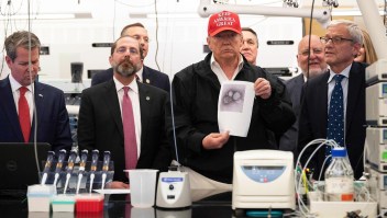 Trump visita los CDC usando una gorra roja de su campaña