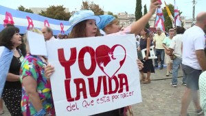 Argentinos marchan en contra del aborto en el Día Internacional de la Mujer