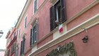 Italianos en cuarentena cantan desde los balcones