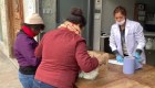 Familias en cuarentena en Madrid reciben paquetes de comida
