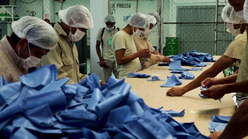 En esta cárcel producen 2.000 mascarillas al día por la pandemia