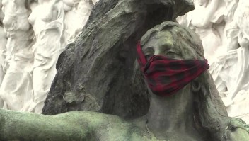 Monumentos y estatuas en Buenos Aires aparecen con cubrebocas