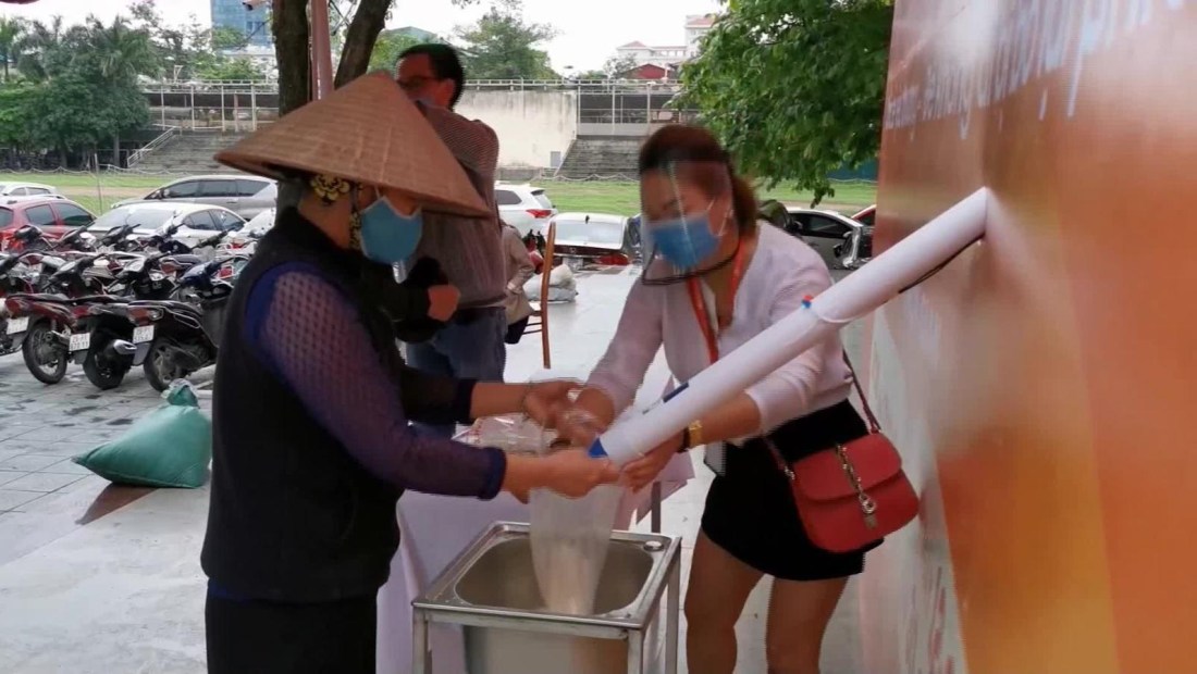 Los vietnamitas buscan arroz mediante un peculiar instrumento